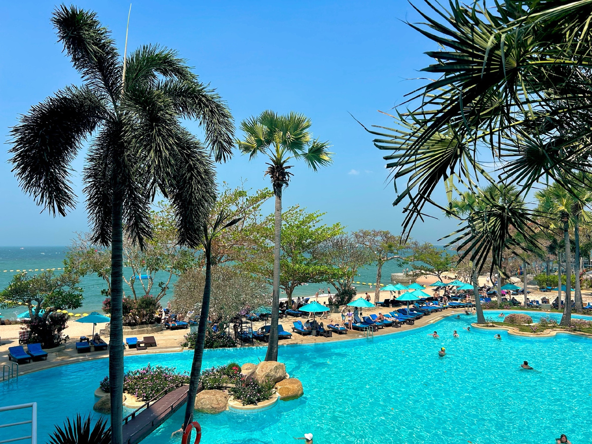 Бассейн и пляж отеля Garden Sea View Resort 4*, фото автора
