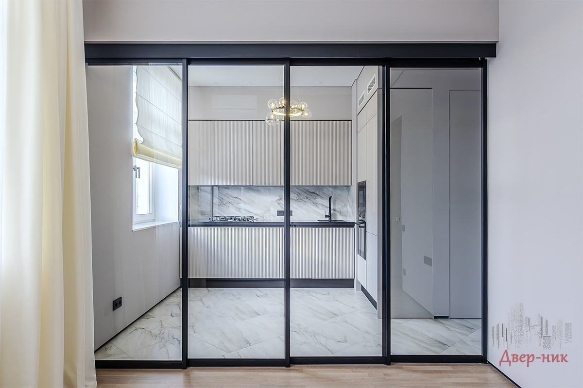 Зонирование кухни. Стеклянная перегородка с каскадным или телескопическим открыванием в закрытом положении.