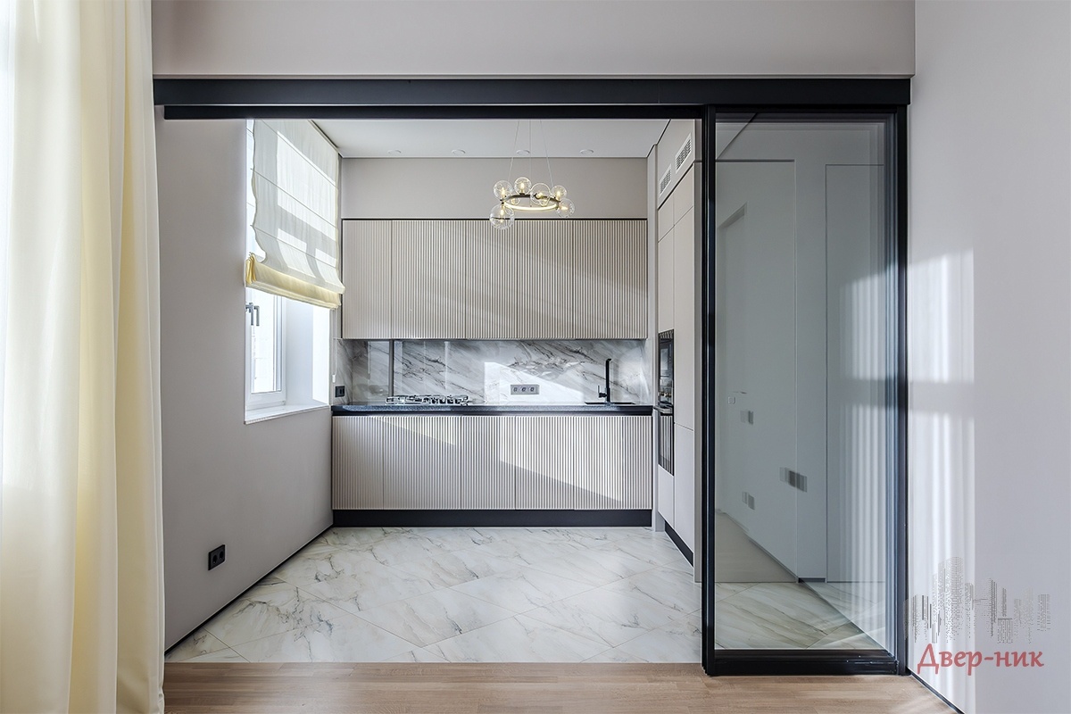 Зонирование кухни. Стеклянная перегородка с каскадным или телескопическим открыванием в открытом положении.