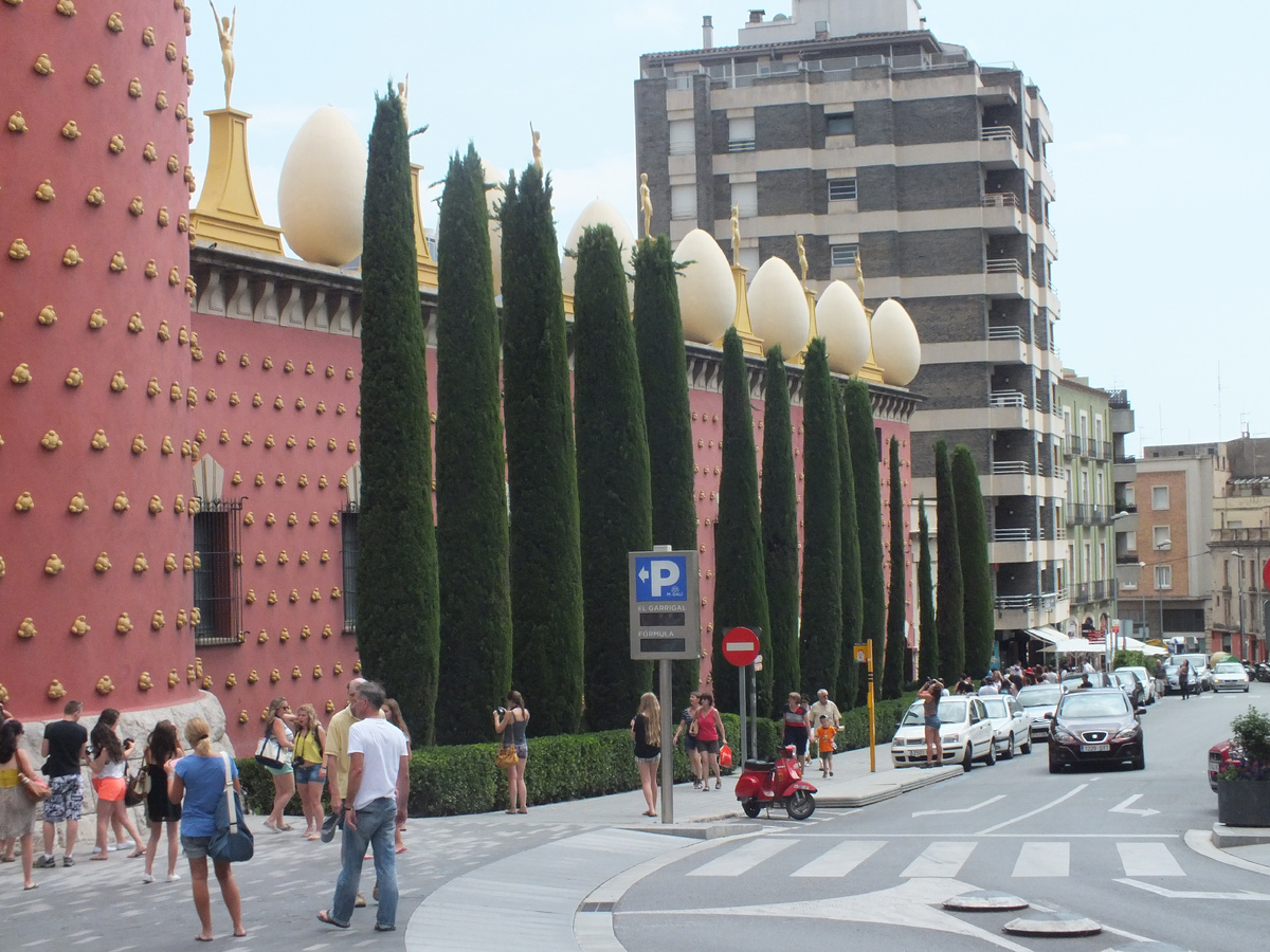 Дом с яйцами на крыше - музей Дали