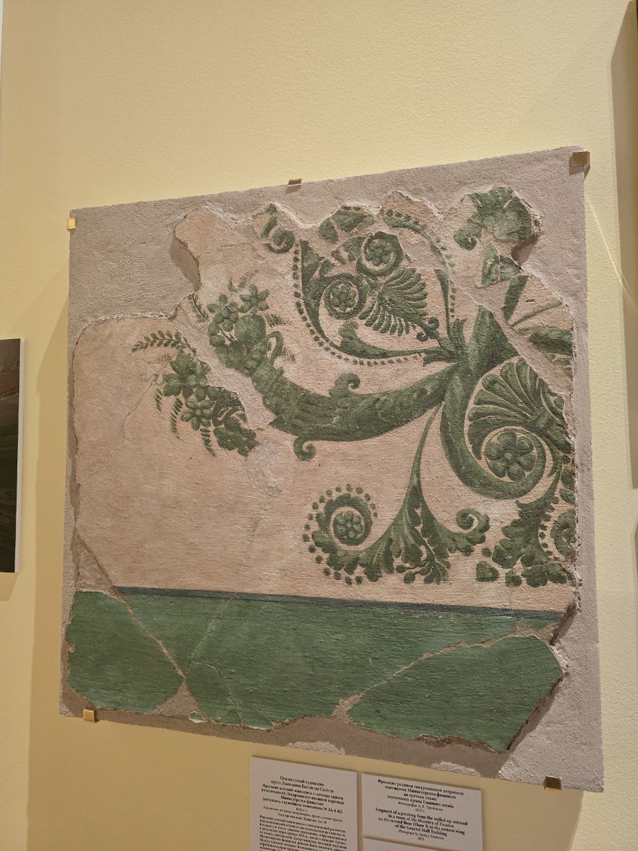 Фрагмент росписи замурованной антресоли помещения Министерства финансов на третьем этаже восточного крыла Главного штаба.