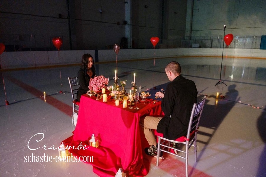 Танцы на льду — идеальное место где сделать предложение руки и сердца.