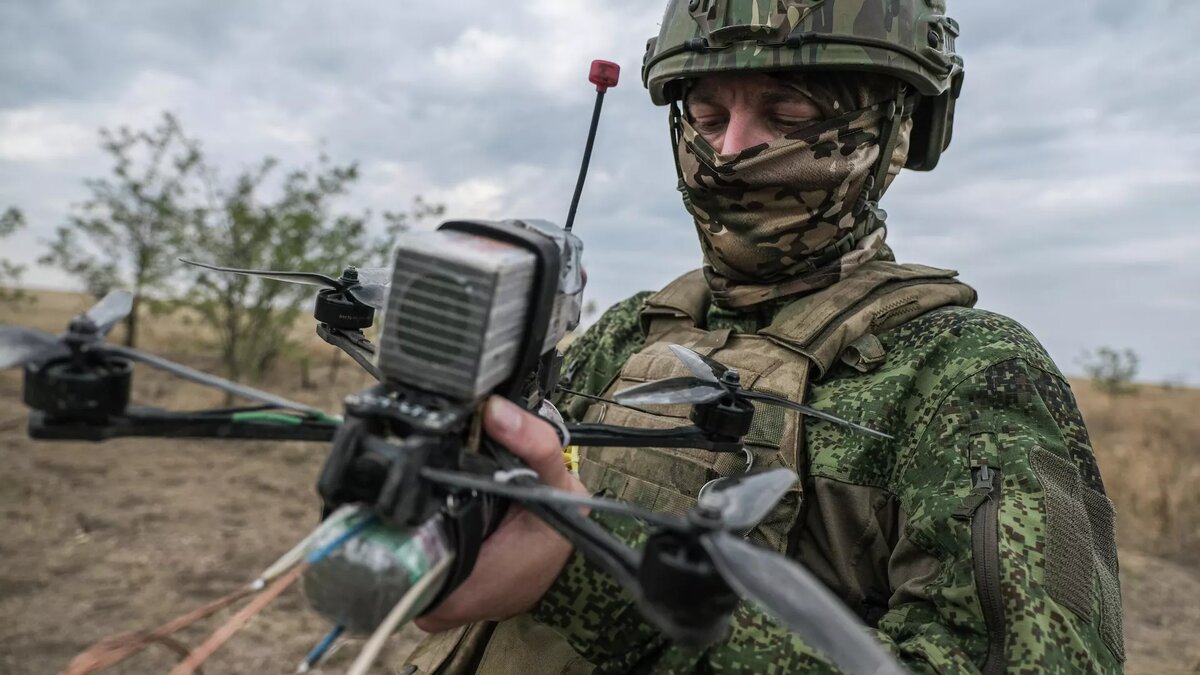 Военнослужащий группировки войск "Днепр" подготавливает FPV дрон к боевому вылету
© Sputnik / Сергей Мирный
