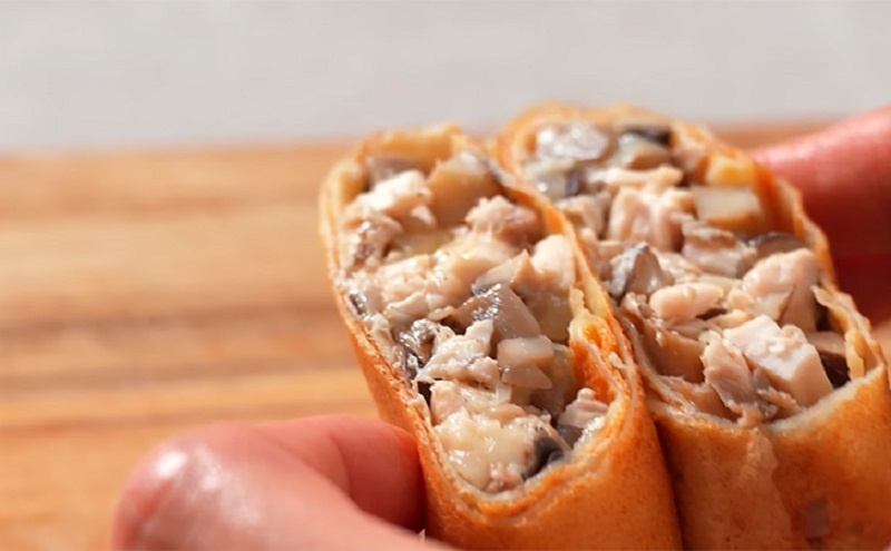 Блинчики с курицей и грибами: нежность в каждом разрезе — рецепт на все случаи жизни