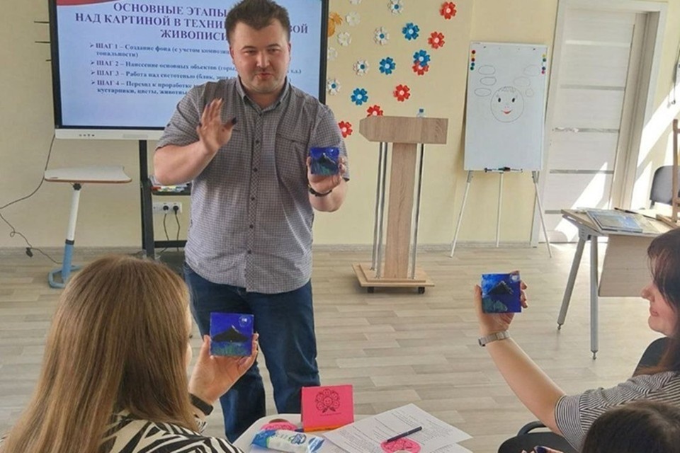    Жители Мариуполя могут обучиться станковой живописи. Фото: Администрация Мариуполя
