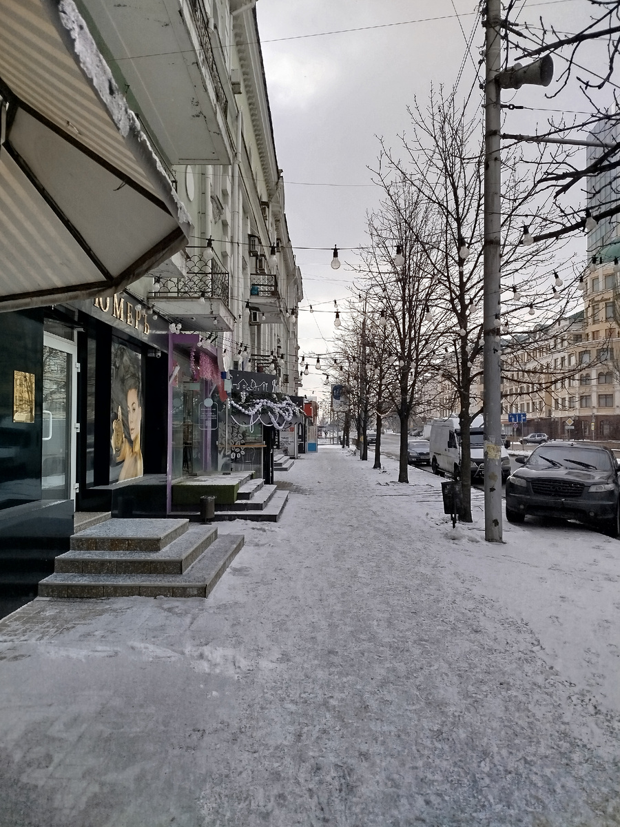 Зимние украшения на улице Артёма.