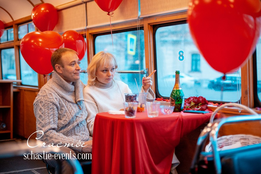 Путешествие по Питеру на ретро-трамвае, как идея, что подарить родителям на годовщину свадьбы.