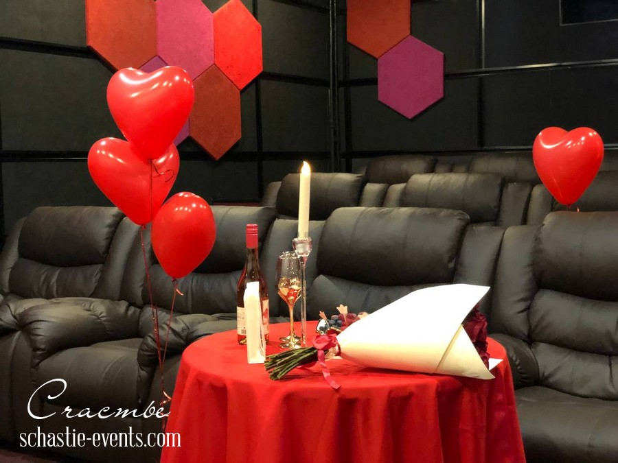 Аренда кинотеатра для мамы и папы — уникальный способ решить проблему, что подарить родителям на день рождения.