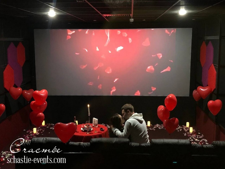 Эксклюзивный показ любимого фильма как идея, что подарить родителям, любящим кинематограф.