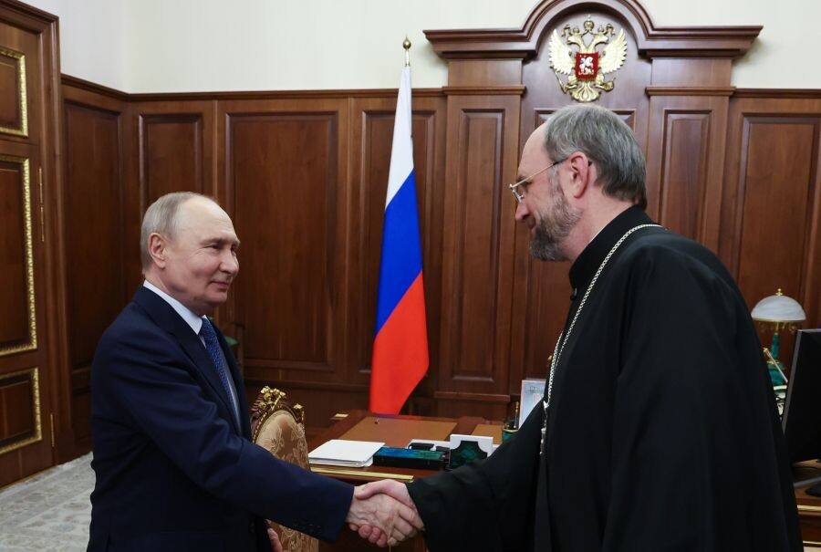    Президент РФ Владимир Путин и председатель правления Фонда «Круг добра» Александр Ткаченко / Источник: © Вячеслав Прокофьев/РИА Новости