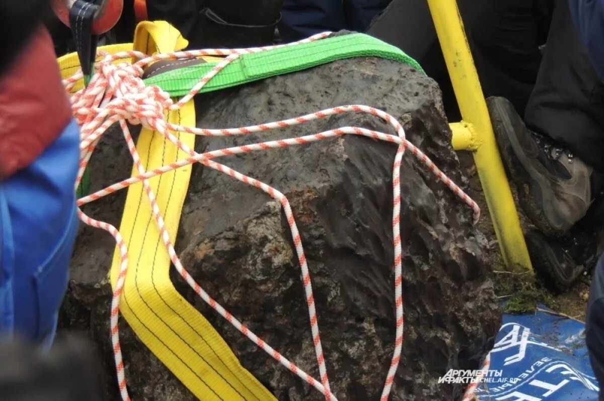    Челябинский метеорит в момент подъёма со дна озера