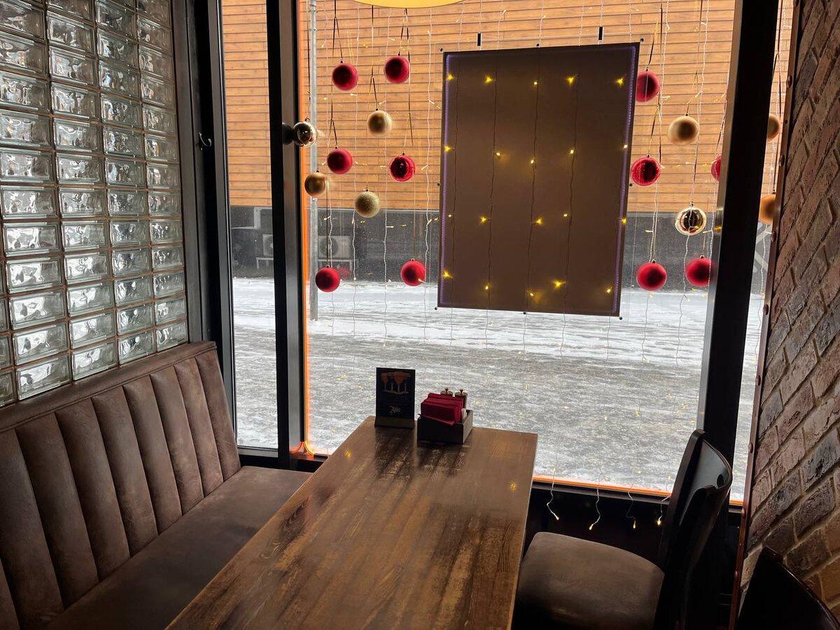 наш столик у окна