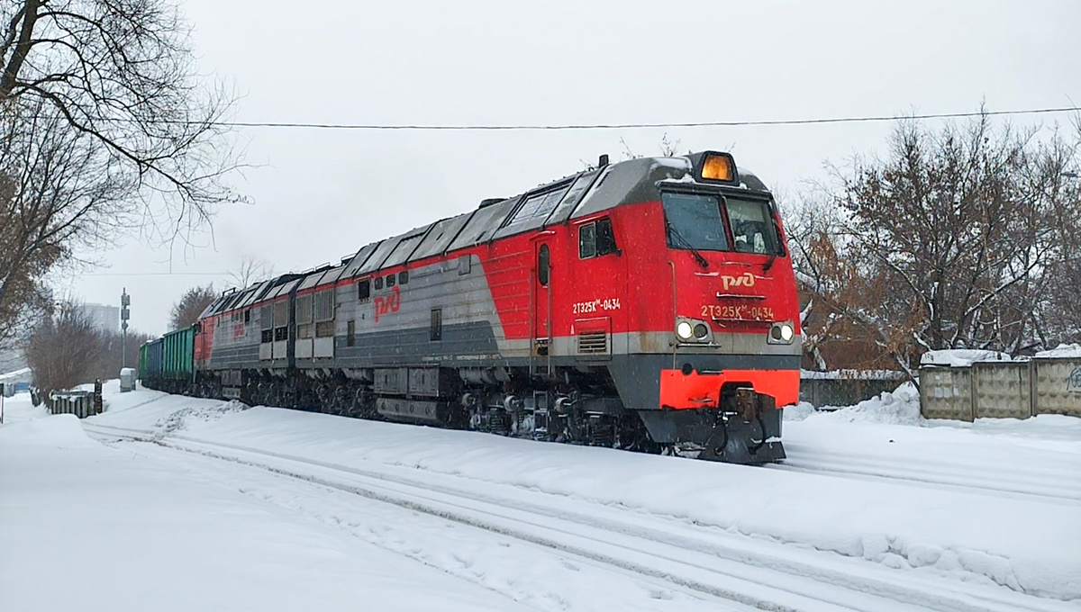 Тепловоз 2ТЭ25Км-0434 с грузовым поездом заходит на станцию Перово со стороны Новопролетарской. 