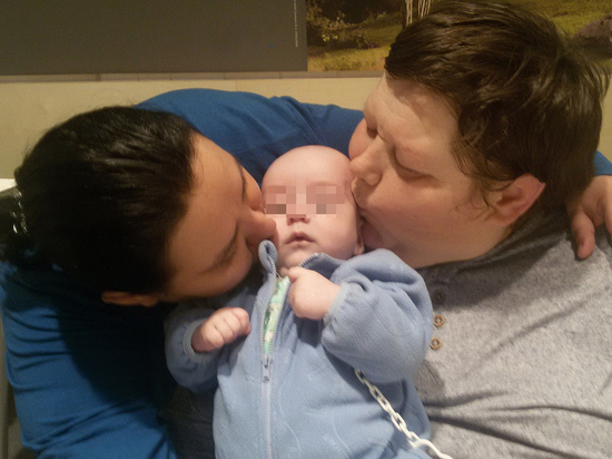 Юрий (справа) и Светлана два года воспитывали купленного ребенка