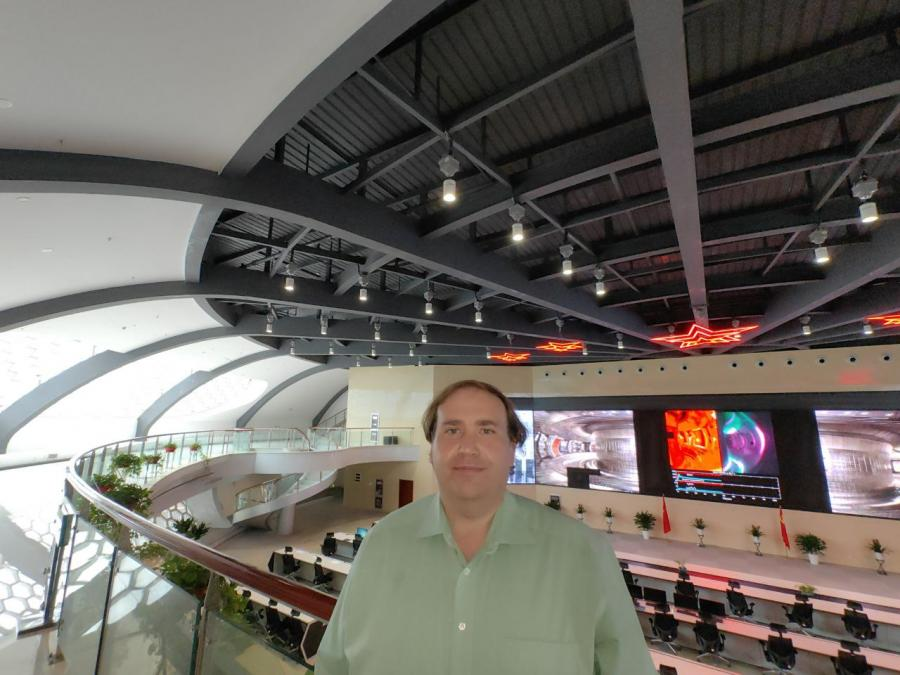 Дмитрий Бородин в контрольной комнате реактора EAST (КНР)