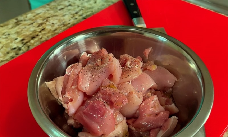 Венгерский куриный гуляш: как приготовить насыщенное блюдо с густой подливкой на каждый день