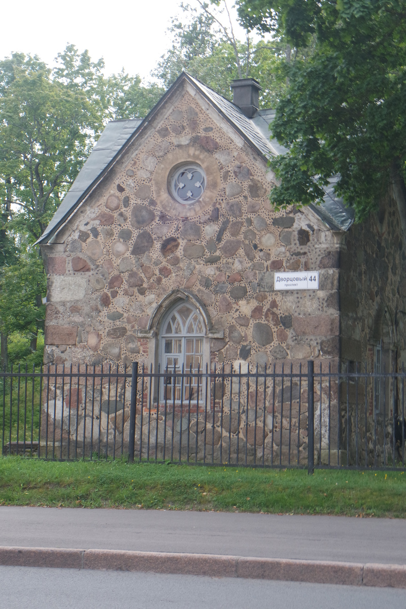 например в Ораниенбаум! - просто красивый домик по Дворцовому проспекту