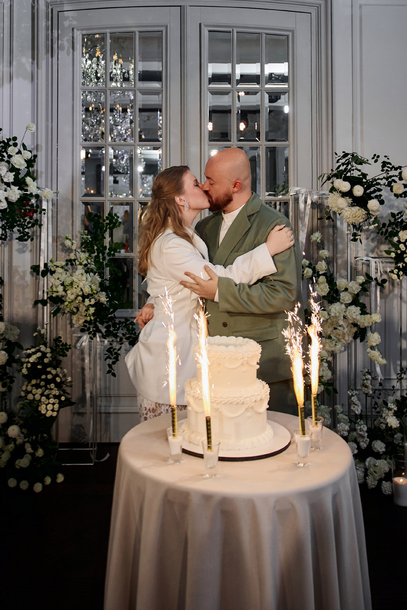 Вынос свадебного торта. Фотограф Марина Арт