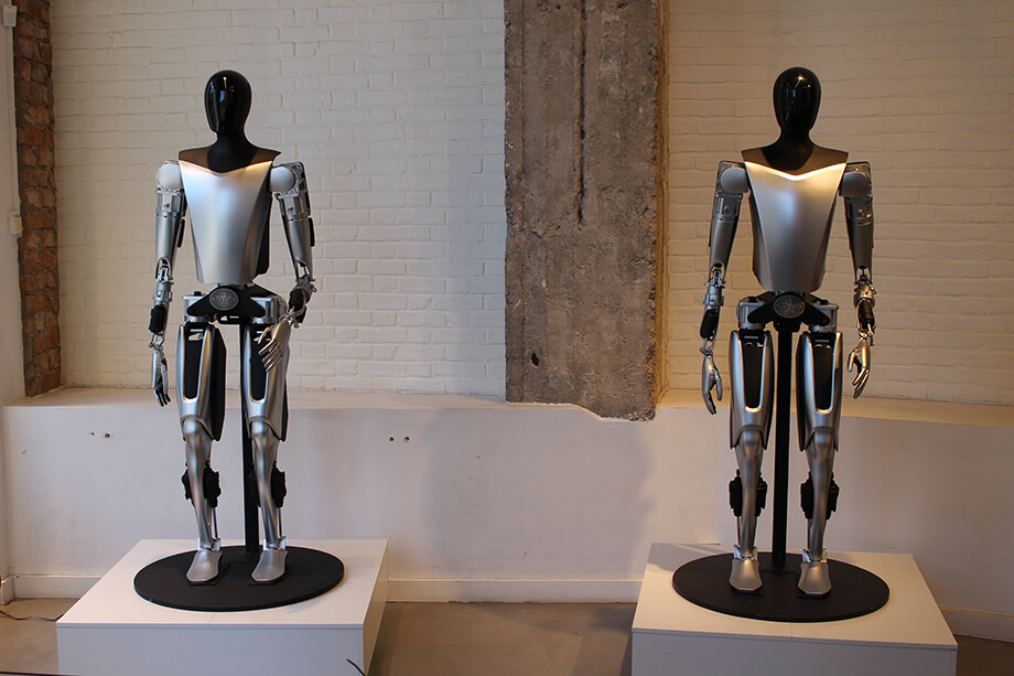 Илон Маск представил робота Tesla Optimus, способного самостоятельно изучать и выполнять различные задачи. | Фото: Ulkl/Public Domain
