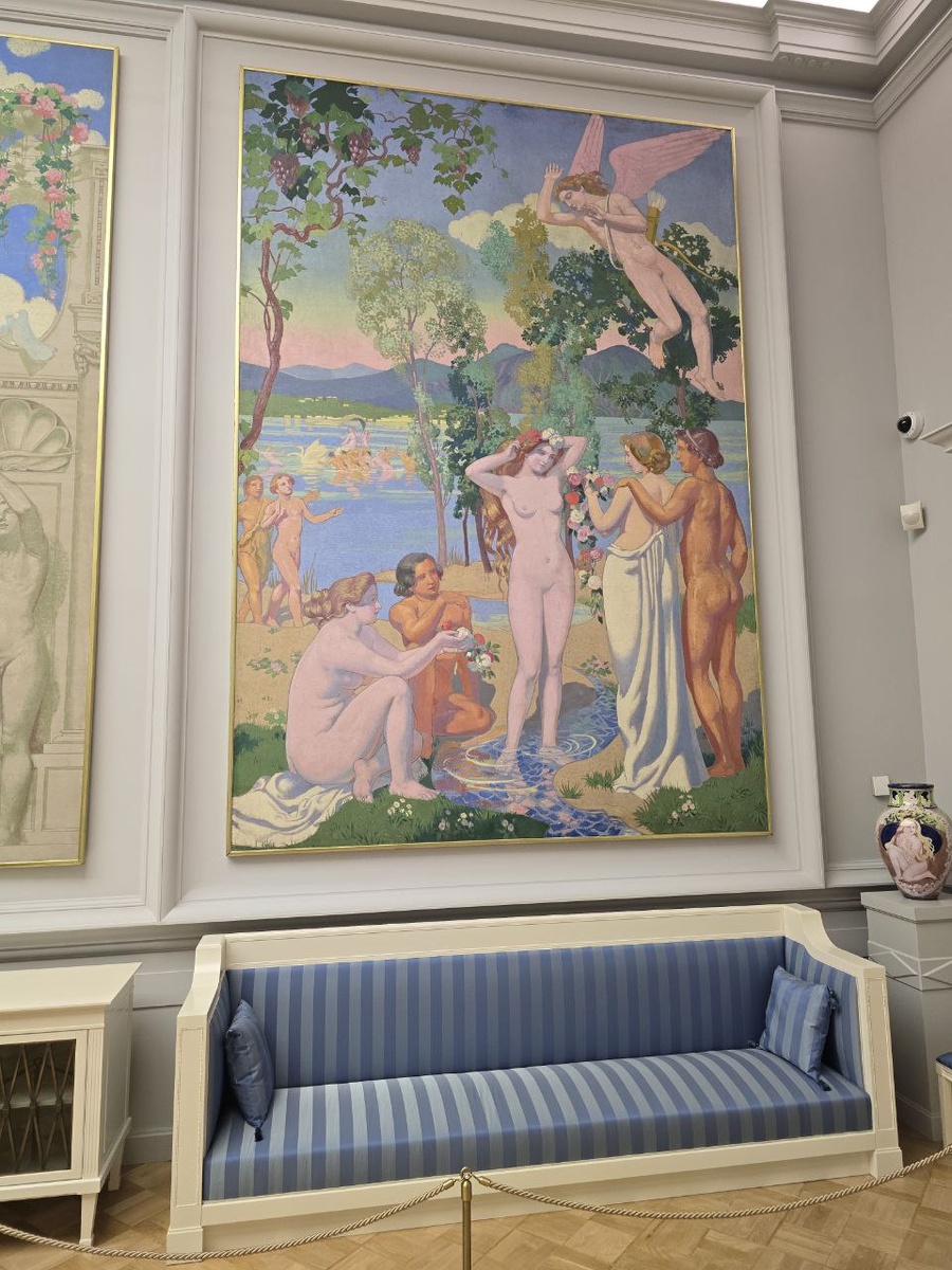 На первом панно Амур поражён красотой Психеи. Хотя его мать, богиня Венера, послала сына наказать дерзкую девушку, гневаясь, что люди считают Психею красивее богини любви.