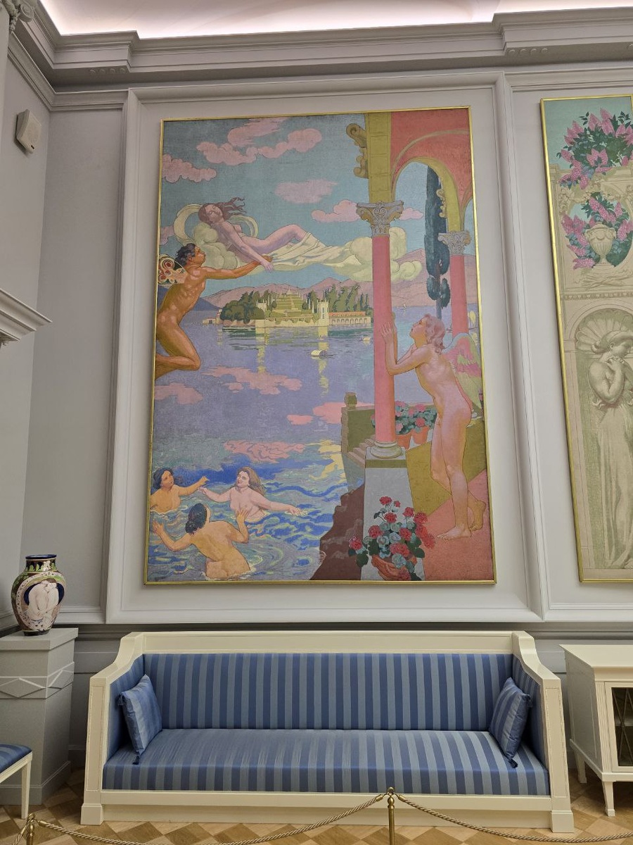 Второе полотно рассказывает о том, что вопреки приказу матери Амур с помощью бога ветра Зефира унёс Психею в свой дворец на остров Блаженства.