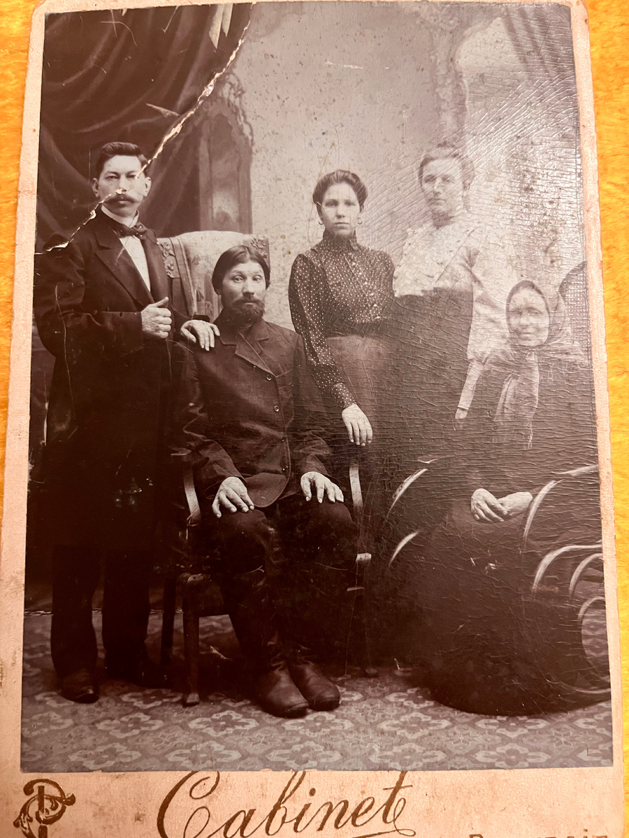 Прабабушка со своей младшей сестрой, прадедушка и прапрадеды.