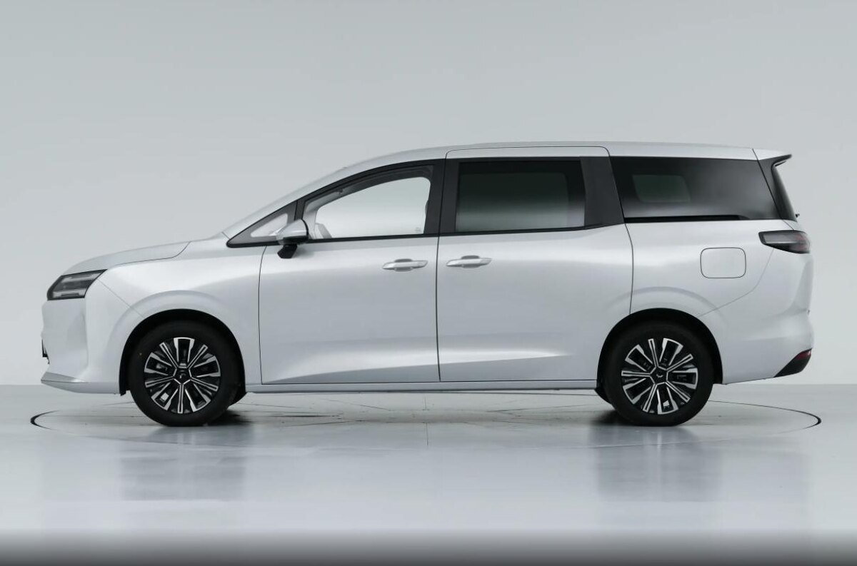 Фото Wuling 730 EV слева