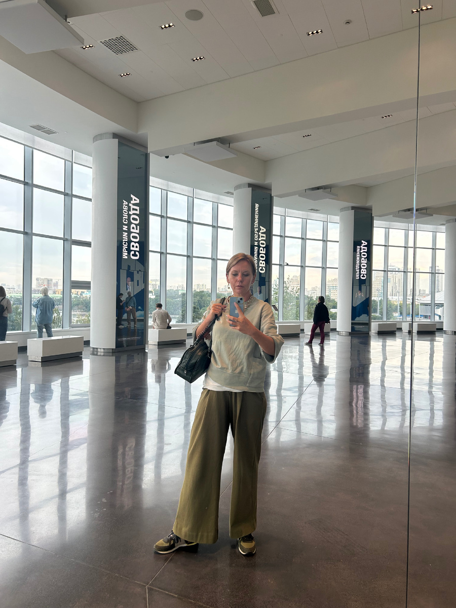 Сегодня я праздную Свободу. А там, где свобода, стабильности нет. Как нет и суеверий)) (автор в Екатеринбурге посещает Ельцин-центр, август 2025)