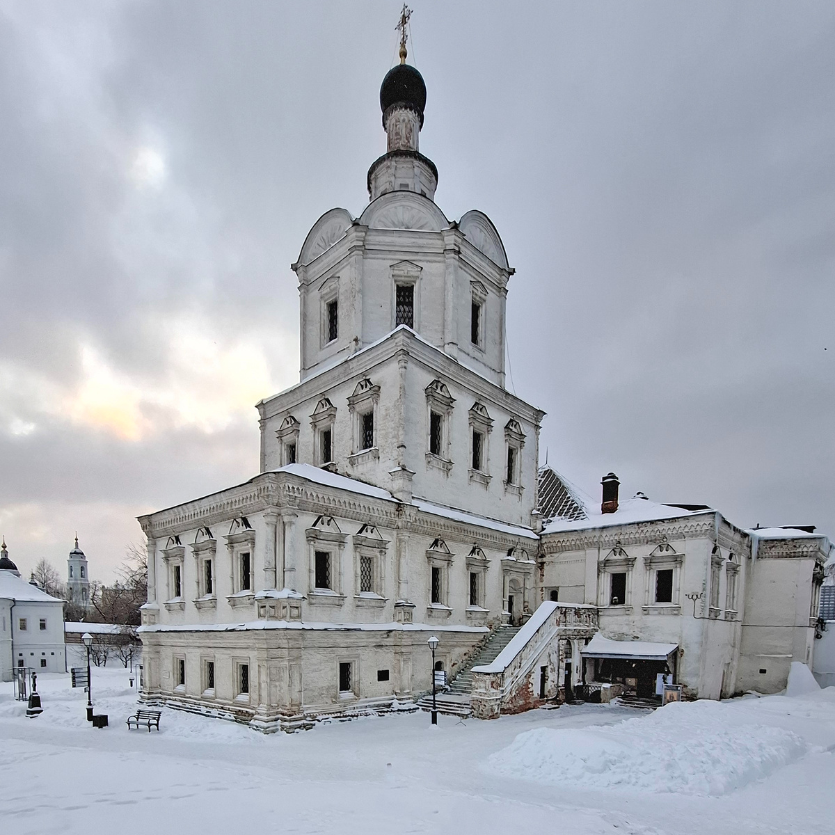 Январь 2026 года. Церковь во имя Архангела Михаила  (XVII в.). Вход в музей справа под козырьком.  Фото автора. 