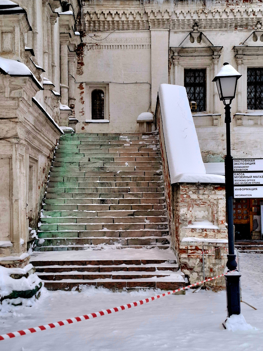 Январь 2026 года. Церковь во имя Архангела Михаила  (XVII в.). Вход в музей справа. Фото автора. 