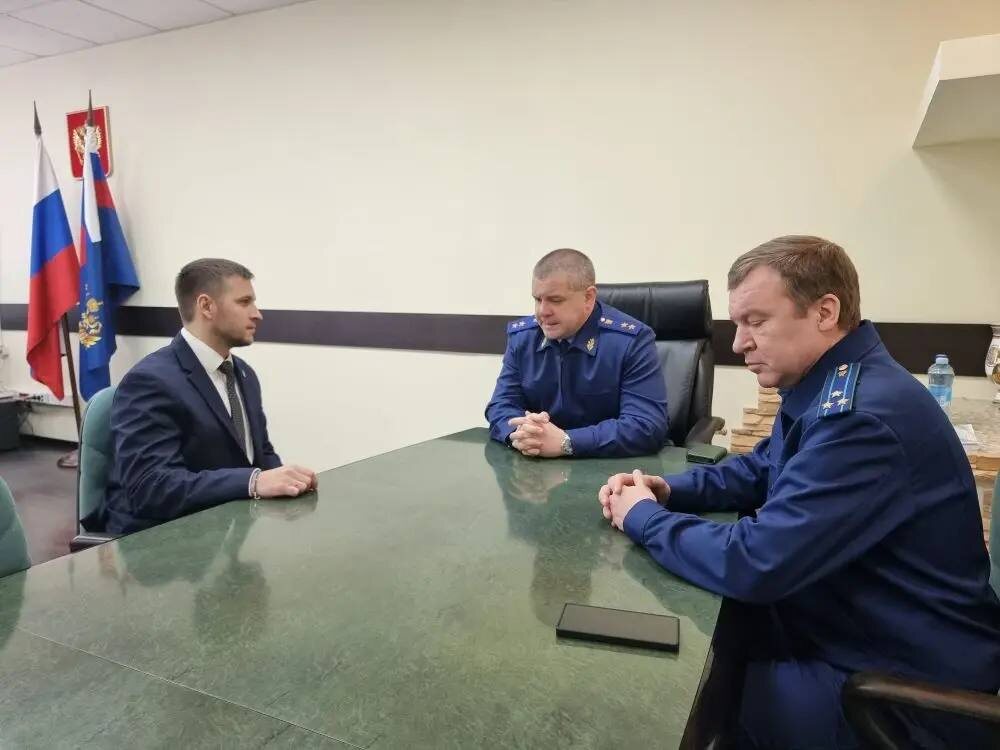 На фото: рабочая встреча прокурора прошла без главы Нерюнгринского района
