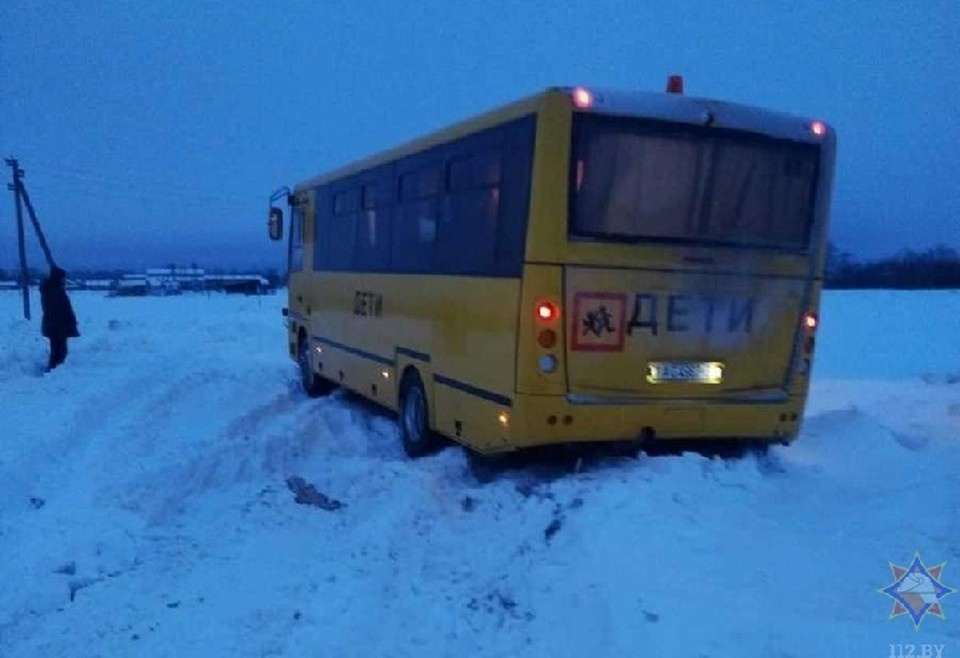    Школьный автобус с детьми застрял в снегу в Буда-Кошелевском районе. Фото: МЧС.