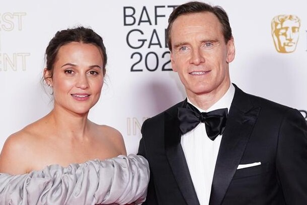     Алисия Викандер в платье с открытыми плечами впервые за два года вышла в свет с мужем