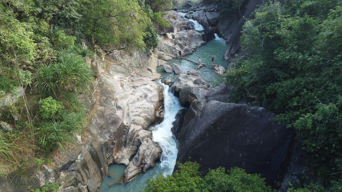 горный ручей Ба Хо ставший рекой и его отважные покорители