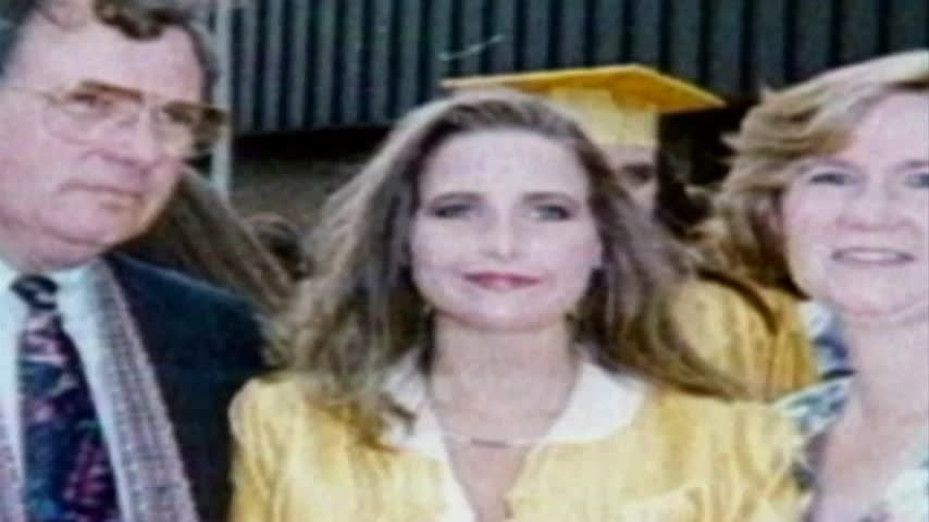 Фото Стейси Макколл с семьёй на выпускном