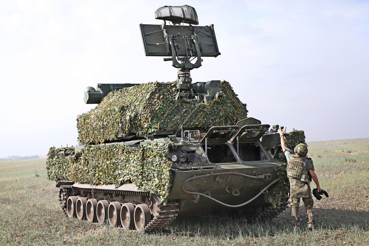    В каждой боевой машине комплекса "Тор-М2" установлено по 16 ракет класса "земля - воздух"./Владимир Аносов/РГ