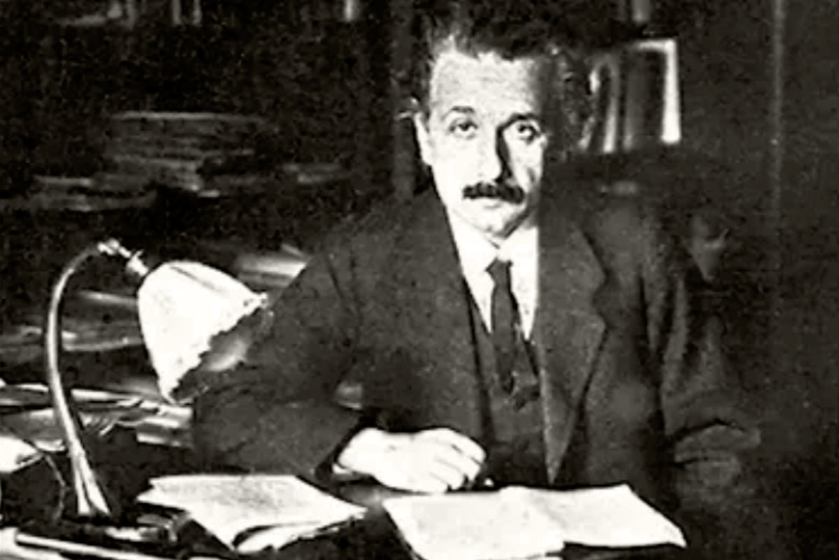 Эйнштейн работал в бюро, чтобы кормить семью, и друг помог ему