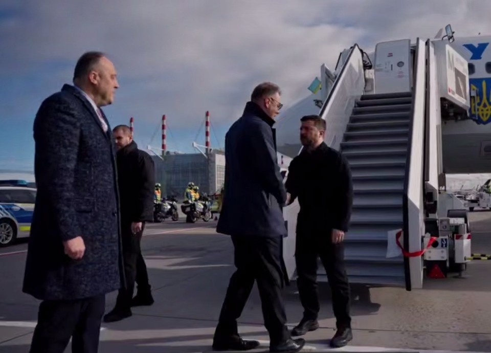    Зеленский прибыл на Мюнхенскую конференцию, его опять никто не встречал Фото: Кадр из видео