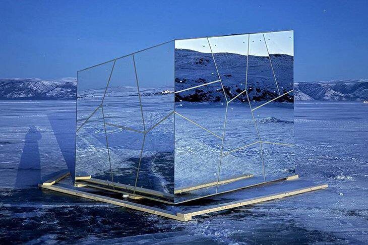 Иркутская художница Анастасия Байкалова установила арт-капсулу «Вглубь» на льду озера вблизи Ольхона