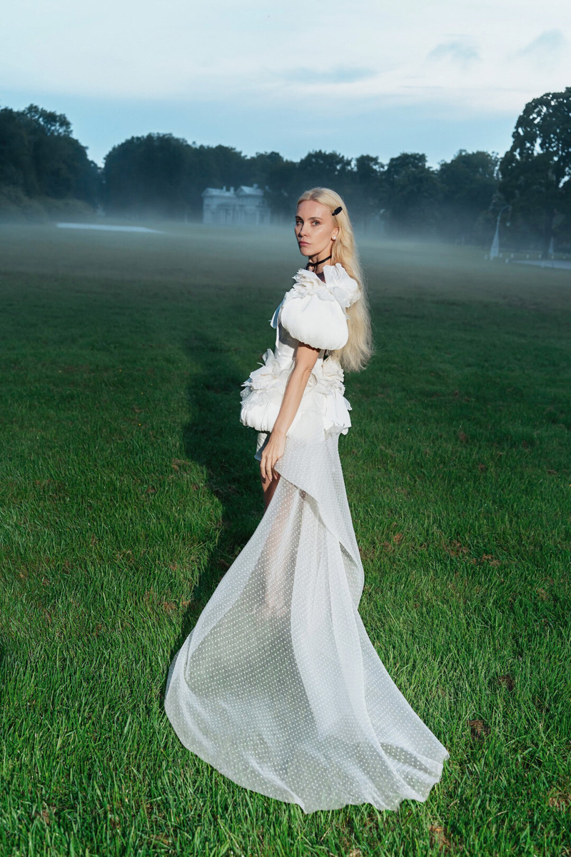    Мария Грудина излучает брайдалкор в луговом тумане Елагина дворца на премии Собака.­ ru «ТОП50. Самые знаменитые люди Петербурга». Фото: Дмитрий Многолет Фото: Архив Марии Грудиной