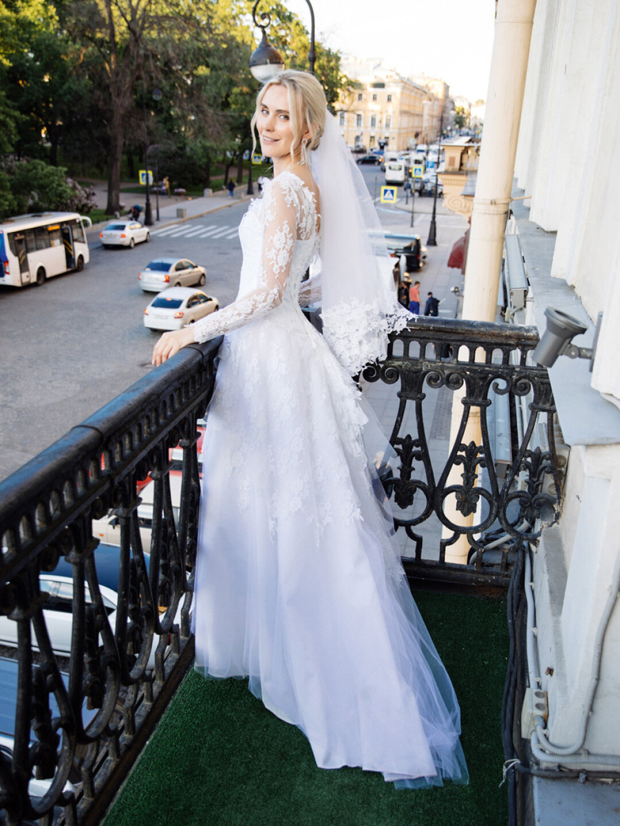    Мария Грудина позирует в подвенечном платье на розовой свадьбе (10 лет!) с балкона Arts Square Gallery. Фото: Никита Шубный Фото: Архив Марии Грудиной