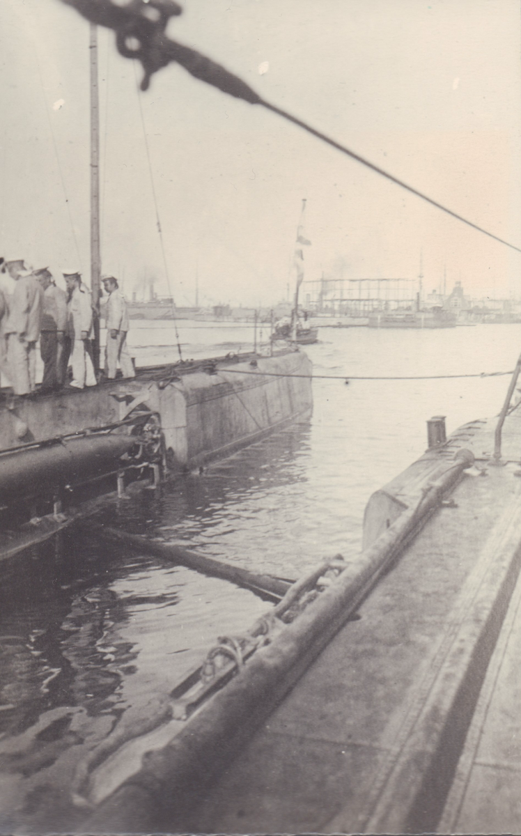 Подлодки "Барс" и "Гепард" у плавбазы. Осень 1915 г.