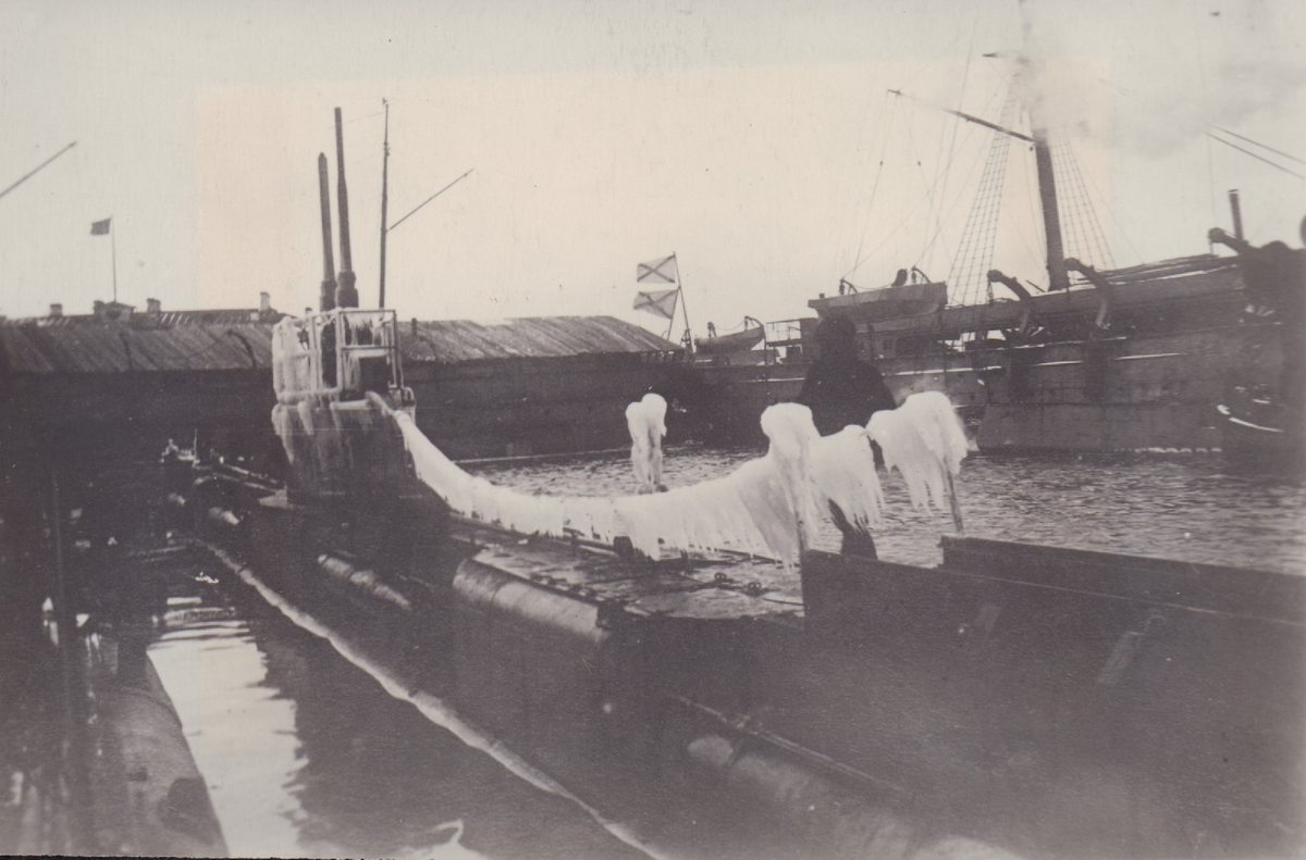 Подводная лодка «Вепрь» после зимнего похода. 1915 год  
