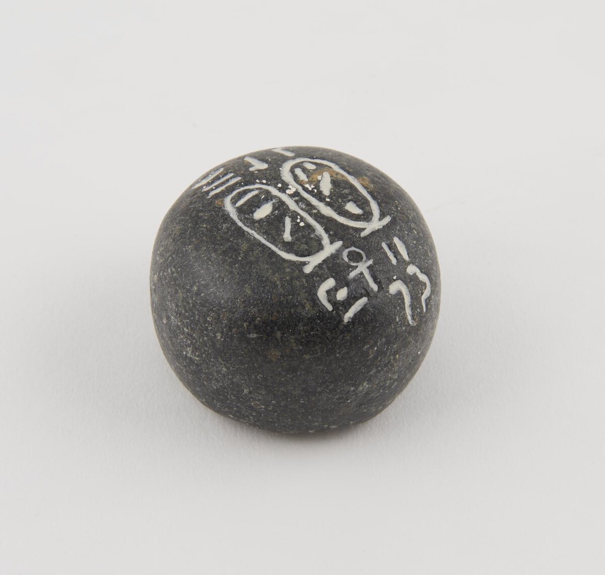 Римская гиря в форме весов, белый мрамор, I век до н.э. Источник изображения: https://inlnk.ru/70AQGz.