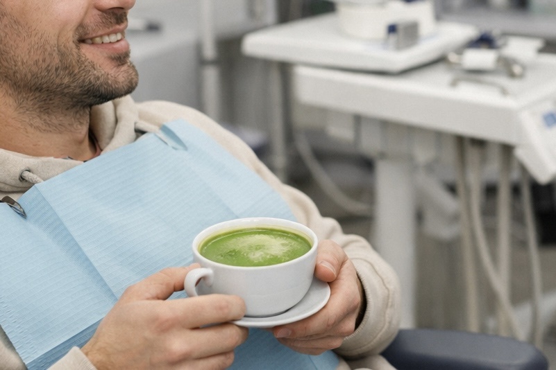 Какой напиток сильнее окрашивает зубы?