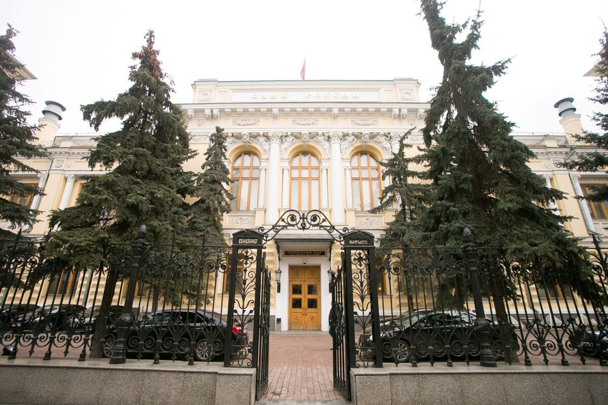 На решение ЦБ могли повлиять резкое падение индикатора бизнес-климата в России, замедление корпоративного кредитования и другие факторы.  Фото: ФедералПресс / Евгений Поторочин