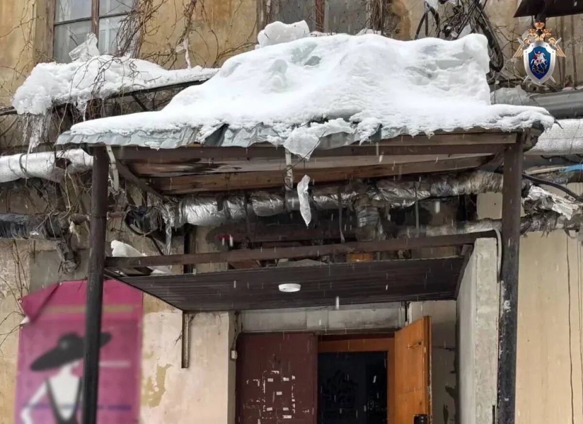    Уголовное дело возбудили после падения наледи на детей в Нижнем Новгороде