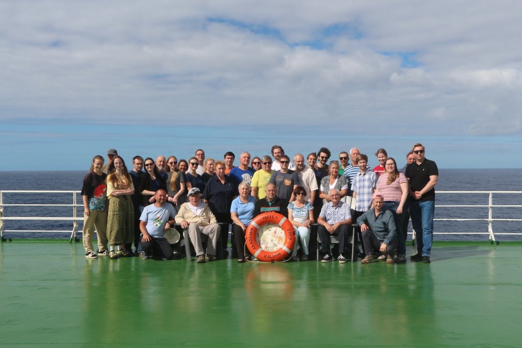    72-я экспедиция НИС «Академик Иоффе». Судя по летней форме одежды, фото сделано где-то в Атлантике.