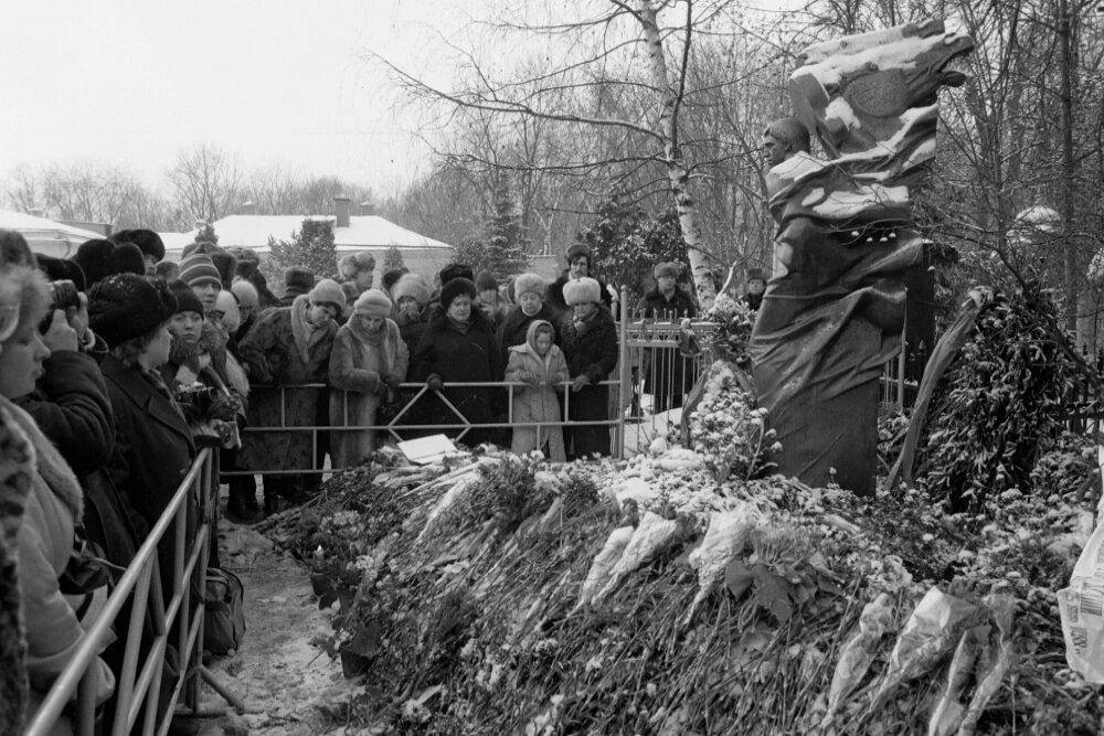    У памятника Владимиру Семеновичу Высоцкому на Ваганьковском кладбище в Москве, 1987 год. Фото: РИА Новости/ Юрий Абрамочкин