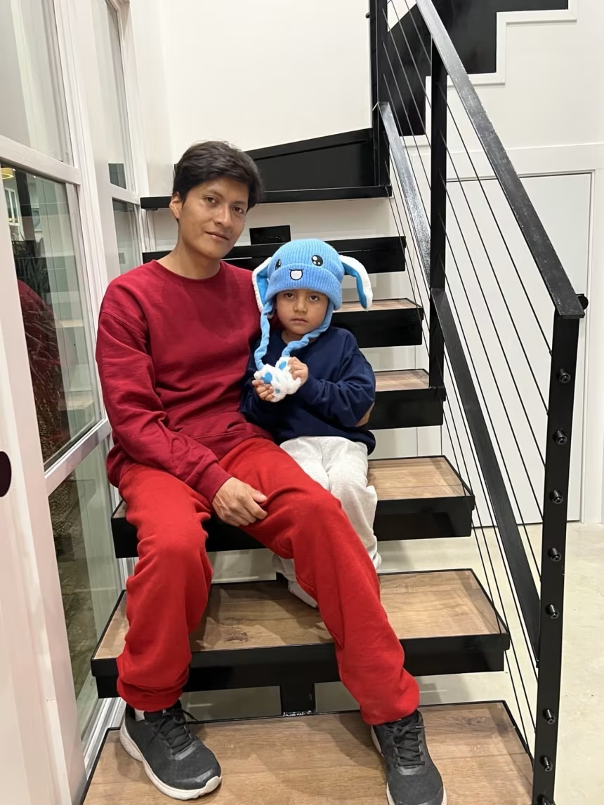 1 февраля офис Хоакина Кастро, конгрессмена от Техаса, опубликовал в социальных сетях серию фотографий пятилетнего Лиама Конехо Рамоса и его отца, Адриана Александра Конехо Ариаса. Офис Хоакина Кастро
